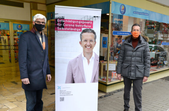 Landtagskandidat Reiner Friedsam und Joachim Streit fordern die versprocheme schnelle Zahlung der Coronahilfen