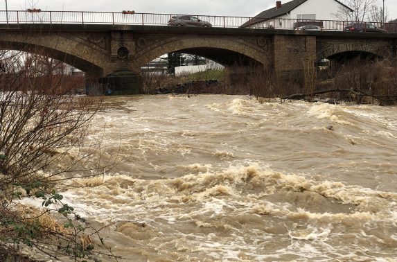 Die Brücke Kölner Straße hat eine nicht ausreichende Leistungsfähigkeit bei Ahrhochwasser