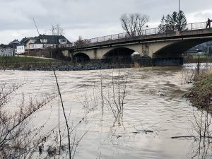 Die weiterhin bestehende Steinschüttung blockiert die weiteren Flutbögen