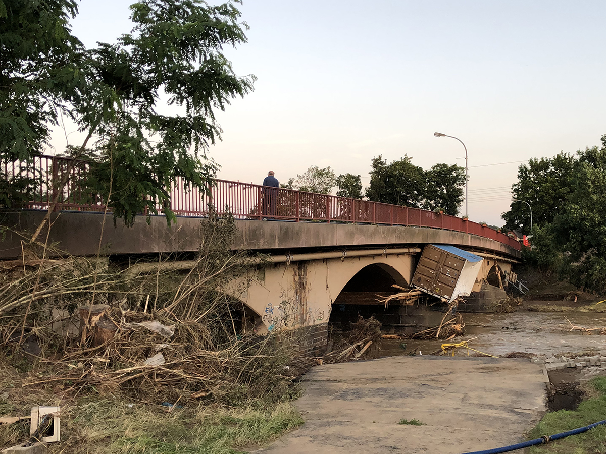 Aufgrund der Rückstaugefahr ist ein Neubau der Kölner Straßen Brücke erforderlich so Ortsvorsteherkandidat Reiner Friedsam