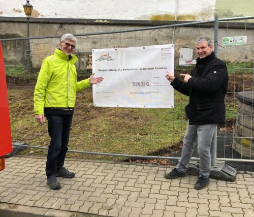 Reiner Friedsam besichtigt die geplante Umgestaltung des Dorfplatzes in Sinzig-Franken
