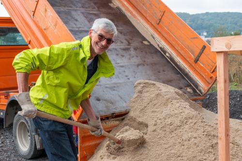 Friedsam organisierte über die Stadt Sinzig den Spielsand für den großen Sandkasten an den Tinyhäuser 